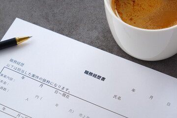 コーヒーを飲みながら、転職活動に欠かせない職務経歴書を書く
