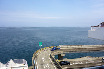 海ほたる　滑り止めがある急なカーブ