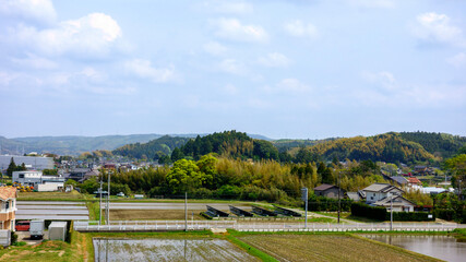 使われなくなった農地に設置されたソーラーパネル　農地転用イメージ