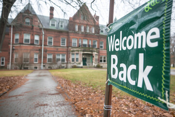 Obraz premium school building with a blue banner that says 