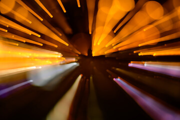 Światła ulicy w długim naswietlaniu, artystyczny bokeh, bliki światła 