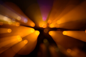 Rozmyte smugi pomarańczowego światła na czarnym tle, nocne oświetlenie uliczne © Paweł Kacperek