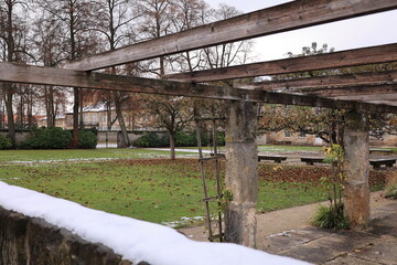 Blick in den Winterlichen Schlosspark im Zentrum von Bayreuth in Bayern	