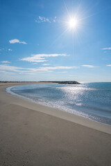 Sandstrand mit ruhigem Wasser