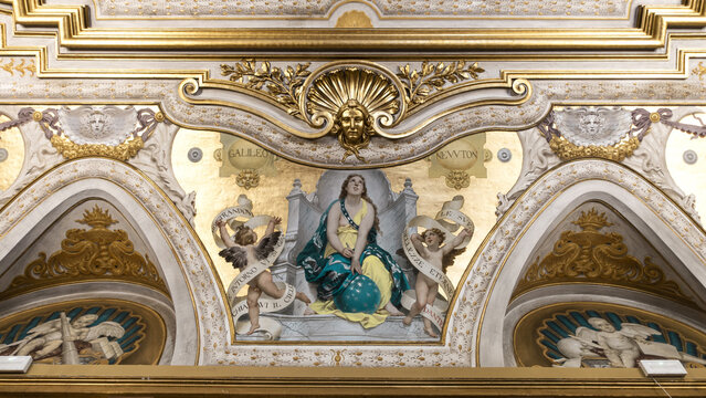Il soffitto della biblioteca di Palazzo Corsini alla Lungara nella Sala delle Udienze Solenni  (affreschi allegorici di Domenico Bruschi alle Scienze Umane, Geografia, Astronomia, Medicina, Giurisprud
