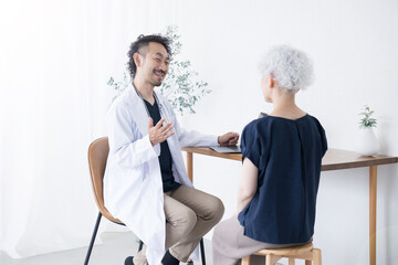 Fototapeta premium 高齢の患者を診察するドクター 内科や精神科の問診や診察、カウンセリングのイメージ