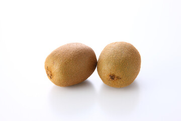 グリーンキウイ２個　白背景