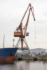 Obraz premium Silhouette of portal crane, vertical photo taken at Sea port