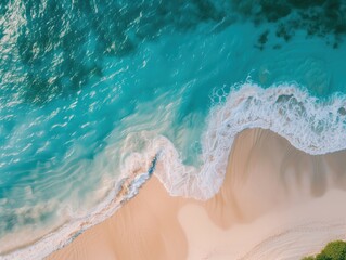 Luftaufnahme von Wellen am Strand