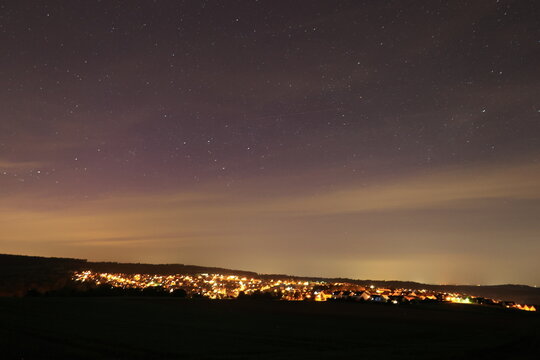 blick &uuml;ber weissach auf den nachthimmel mit leichtem polarlicht
