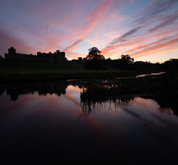 Obraz premium A Beautifully Colourful Sunset at Alnwick Castle