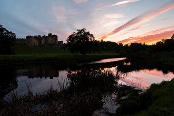 Obraz premium A Beautifully Colourful Sunset at Alnwick Castle