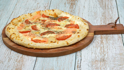 pizza au saumon fumé, en gros plan.	