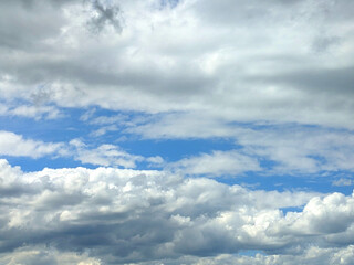 Obraz premium Fluffy White Clouds in a Blue Sky as A Skyscape Background
