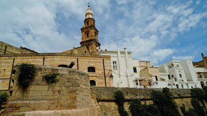 Il borgo fortificato di Monopoli sul mar Adriatiso. Bari, puglia,Italia