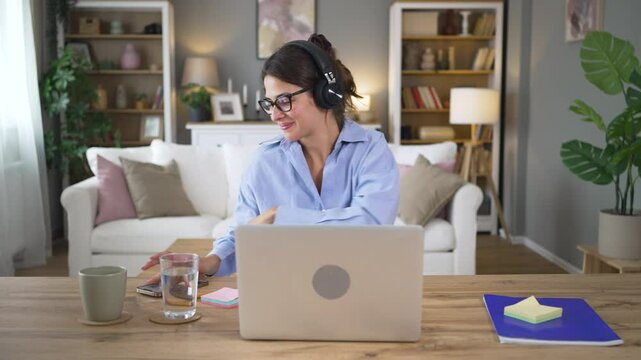 Young freelance business finance woman have problem with attention deficit hyperactivity disorder (ADHD) she cant start work. Female lost concentration cant work from home on laptop computer project.