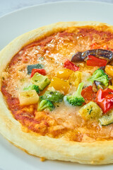 焼き野菜で彩られたピザ