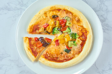 焼き野菜で彩られたピザ