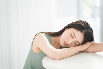 Fototapeta premium 美しいアジア人女性のビューティーポートレート/彼女は目を閉じて寄りかかっている。