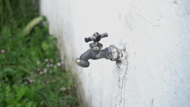 Llave del agua goteando
