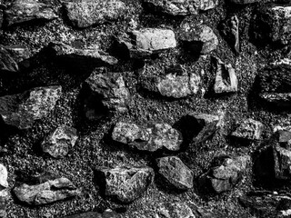 pierre et roche encastrée en noir et blanc très contrasté avec texture brute