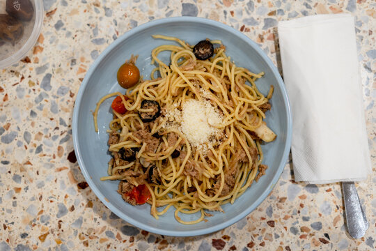 A plate of agio e olio