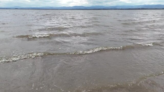 Fala na brzegu jeziora, jezioro, fale na brzegu.