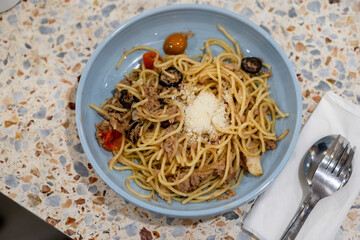 A plate of agio e olio