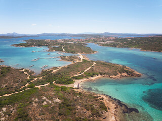 Vue aerienne d'un littoral paradisiaque aux eaux claires, Isola Giardinelli en Sardaigne, iles Maddalena en mer méditerranée.