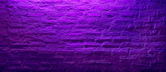 Obraz premium close up grunge purple brick wall with neon violet light from above in rock style. purple empty brick wall illuminated by light from the ceiling.