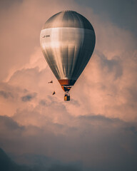 Balon na tle chmur  © Piotr