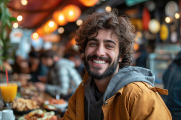 Fototapeta premium Mann genießt das Essen und Trinken
