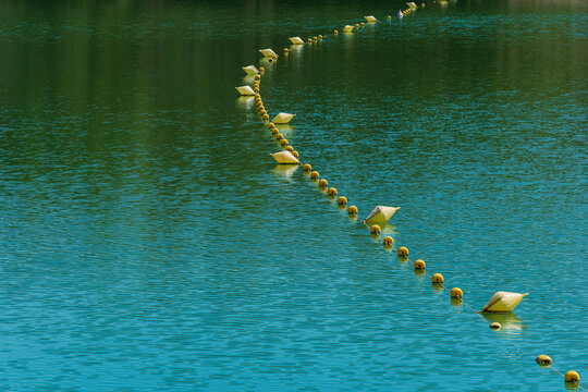 Boyas amarillas dividiendo partes de agua de un lago