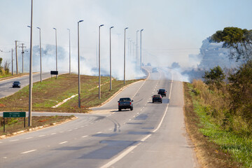 Um incêndio com muita fumaça, às margens de uma rodovia no estado de Goiás, no Brasil.