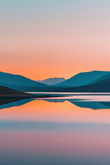 Sonnenuntergang mit Bergen und See