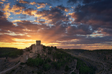 Obraz premium Stunning sunset over the Alarcon castle, Cuenca, from the Alarcon viewpoint