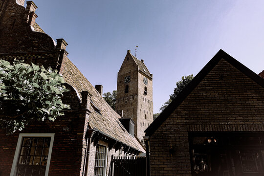 Der freistehende Dorfturm ist das markante Zeichen im Kern des Dorfes Nes. Der Glockenturm aus gelbem Stein steht auf einer kleinen Anh&ouml;he. Der Turm wurde 1664 im Auftrag von Valerius (Watse) Frans va