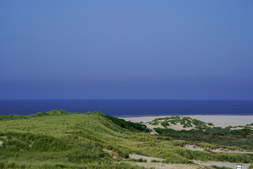 Weißer Sandstrand und und wunderschöne Dünen am Sandstrand der Insel Ameland, Nordsee, Niederlande.