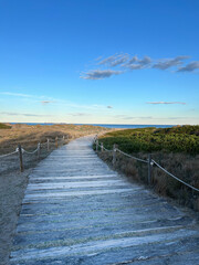 Obraz premium road made of wooden planks leading to the sea on a sunny day in Spain, path to the sea