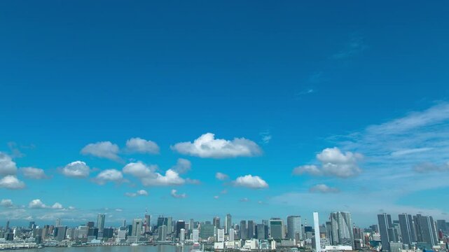 青空の東京ベイエリアに流れる雲