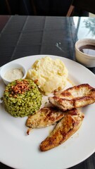 Prato de peito de frango grelhado com purê de batata e arroz com brócolis 