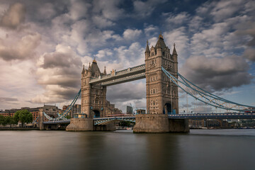 Obraz premium Tower Bridge tra le nuvole