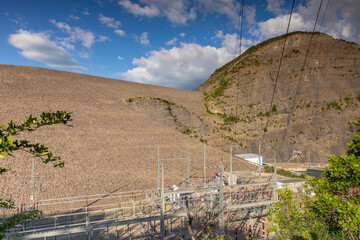 Le centrale électrique du barrage du Lac de Serre-Ponçon