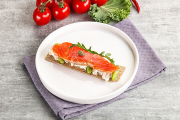 Crispy bread with salmon and cream cheese