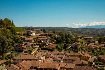 Obraz premium The charm of traditional villages featuring a beautiful landscape of a green mountain with a blue sky.