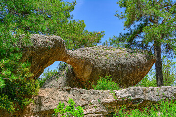 Incre&iacute;ble formaci&oacute;n de rocas llamadas el puente romano en la Ciudad encantada en Cuenca	