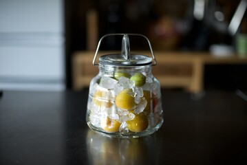 シロップを作るために梅と氷砂糖とガラス瓶に入れたところ