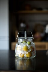 シロップを作るために梅と氷砂糖とガラス瓶に入れたところ