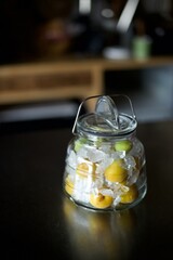 シロップを作るために梅と氷砂糖とガラス瓶に入れたところ