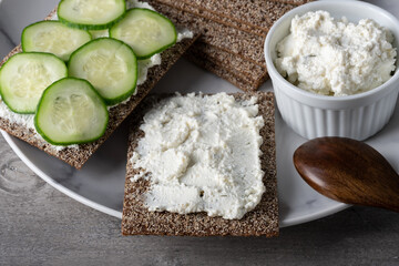 Crispbreads with cottage cheese and cucumber slices